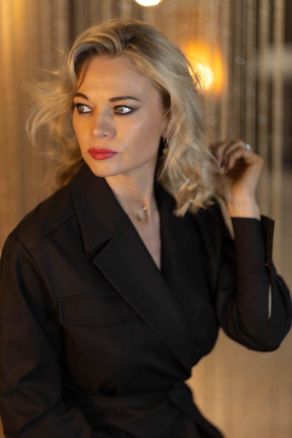 Porträt mit blondem, gewelltem Haar und Blick zur Seite